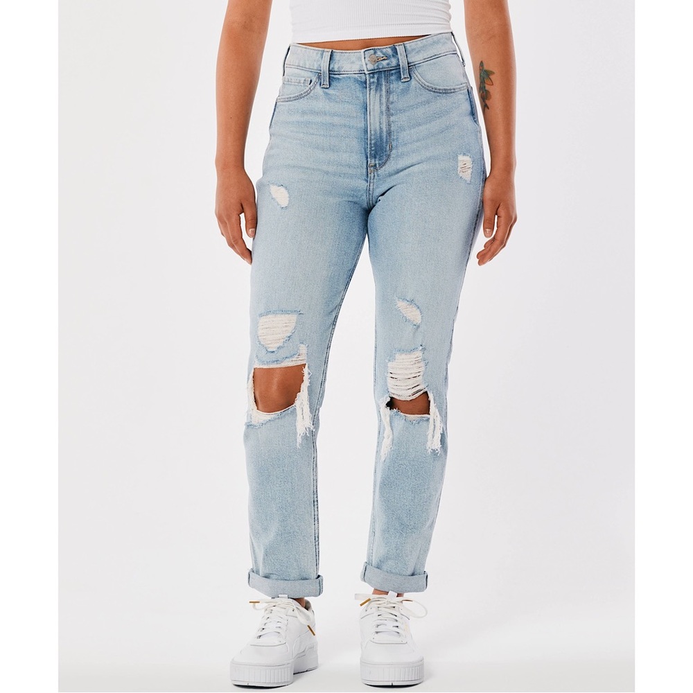 Hollister Ultra High Rise Ripped Light Wash Mom Jeans. Size 0.